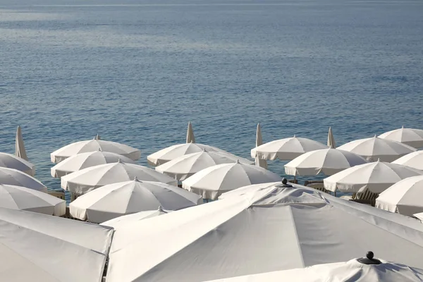 Белые Зонтики Побережье Средиземного Моря Ницце Франция — стоковое фото