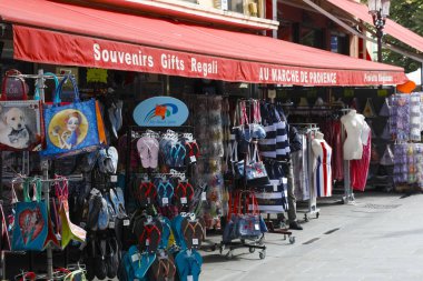 Nice, Fransa - 17 Eylül 2018: Günlük kullanım ve Hatıra Eşyası çeşitli nesneler dükkânın önünde sergilendi.     
