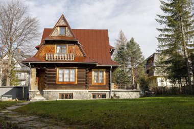 Zakopane, Polonya - 10 Kasım 2018: oldukça geri 1962 uzanan küçük bir müstakil ev. Bu ahşap günlük ev çok eğimli metal çatı ile örtülüdür ve yerel olarak bu eve çirkin denir