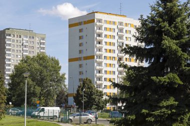 Varşova, Polonya - 12 Ağustos 2018: toplu konut ve yeşil alanlar. Bu yerel olarak Goclaw bilinen bir Varşova Bölgesi var. Binaların çoğu burada teknoloji bina büyük panel sistemi kullanılarak inşa.