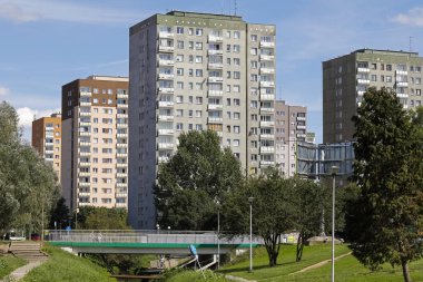 Varşova, Polonya - 12 Ağustos 2018: toplu konut ve ağaçlar yakın. Bu yerel olarak Goclaw bilinen bir Varşova Bölgesi var. Binaların çoğu burada teknoloji bina büyük panel sistemi kullanılarak inşa. İle birçok çok katlı bir konut öyle bir