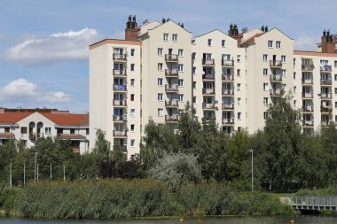 Varşova, Polonya - 12 Ağustos 2018: Modern multifamily binalar. Bu yerel olarak Goclaw bilinen bir Varşova Bölgesi var. Binaların çoğu burada teknoloji bina büyük panel sistemi kullanılarak inşa