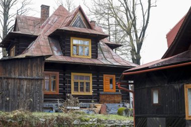 Zakopane, Polonya - 16 Kasım 2018: Bir eski kırmızı boyalı sac ile kaplıdır çok eğimli çatı konut binası. Bu ev ahşap günlükleri tarihler geri yaklaşık 1925 inşa.