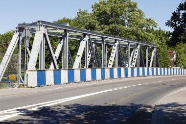 Kolobrzeg, Polonya - 06 Haziran 2018: Demir demiryolu köprüsü Parseta nehrinin iki bağlama yan görünüm. Köprünün bir sokak var