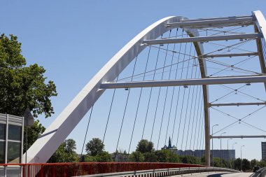 Kolobrzeg, Polonya - 06 Haziran 2018: kemerli modern köprü Parseta Nehri'nin bağlayan Harbor Bridge (en Portowy) denir. Görünür çelik destek kablolar.  