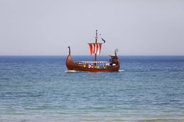Kolobrzeg, Polonya - 10 Haziran 2018: Viking adlı stilize cruise gemi Baltık Denizi sular bu turistik tesis plaja yakın yelken