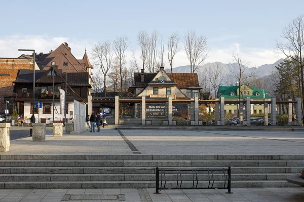 Zakopane, Polonya - 10 Kasım 2018: Bağımsızlık Meydanı adlı şehir kare. Ayrıca çeşitli binalar ve uzaktan Tatra Dağları doruklarına görebilirsiniz.