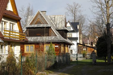 Zakopane, Polonya - 10 Kasım 2018: Dik çok eğimli çatılar ile aile evleri vardır. Ahşap ve sıvalı evlerin orada görülebilir.