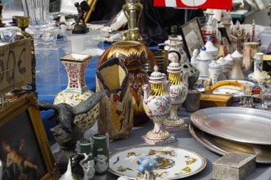 Nice, Fransa - 17 Eylül 2018: Cours Saleya bit pazarı sırasında antika ve daha birçok ürün, sunan ünlü şehir Pazar güzel used öğeleri görebilirsiniz.