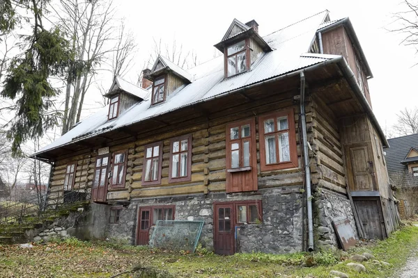 Zakopane Polsko Listopadu 2018 Dřevěné Obytné Budově Jeho Vysoké Kamenné — Stock fotografie