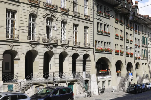 伯尔尼瑞士 2018年9月14日 历史悠久的公寓楼彼此密集地相邻建造 沿着老城区的主要街道可以看到 在一楼有拱廊 — 图库照片
