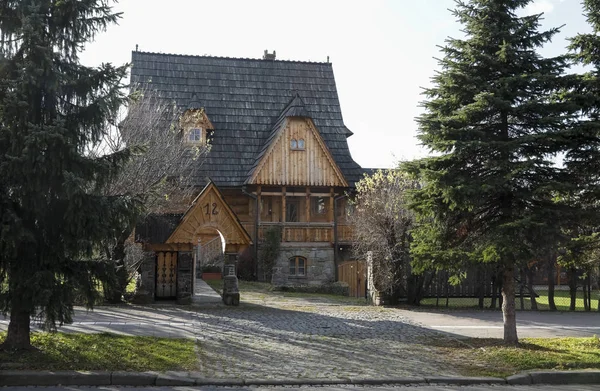 Zakopane Polsko Listopadu 2018 Dřevěný Rodinný Dům Strmé Střechy Kryté — Stock fotografie