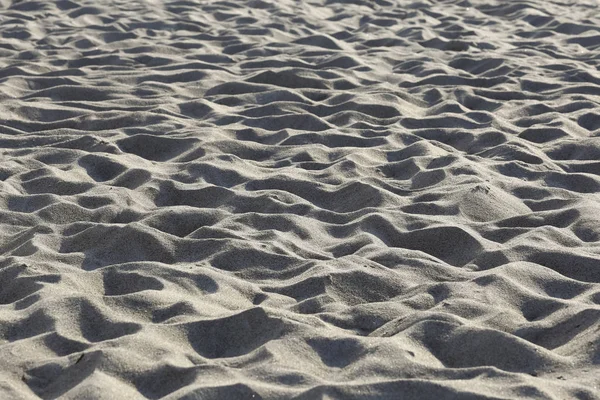 Piaszczysta plaża z wielu śladów stworzona przez ludzi — Zdjęcie stockowe