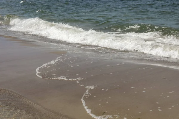 Морская волна выброшена на берег — стоковое фото
