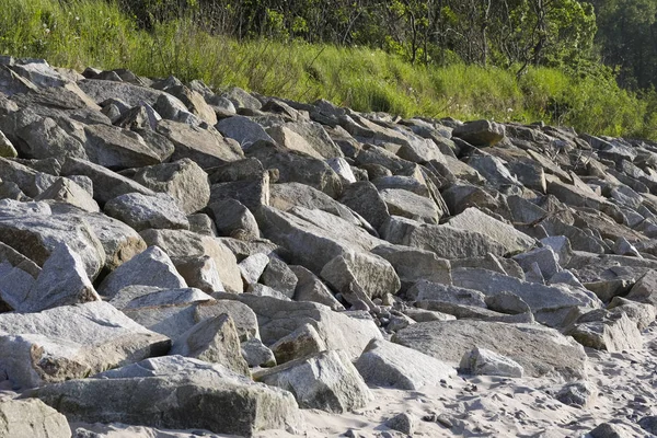 Камені для захисту дюн від впливу моря — стокове фото