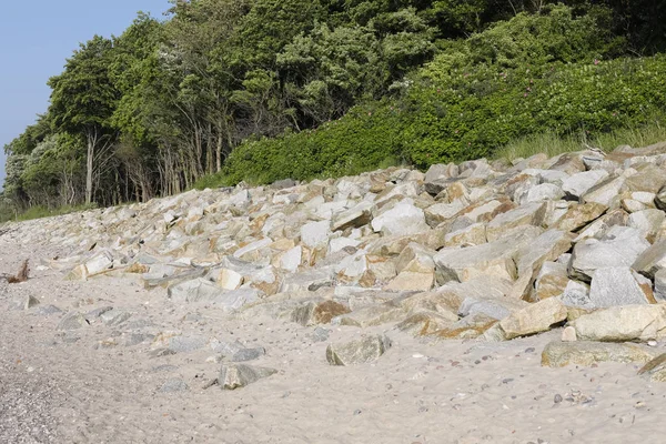 Камені для захисту дюн і пишної рослинності — стокове фото