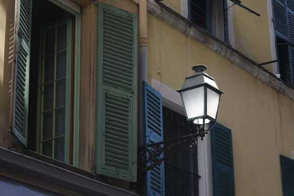 Straat lamp op de gevel van een gebouw — Stockfoto