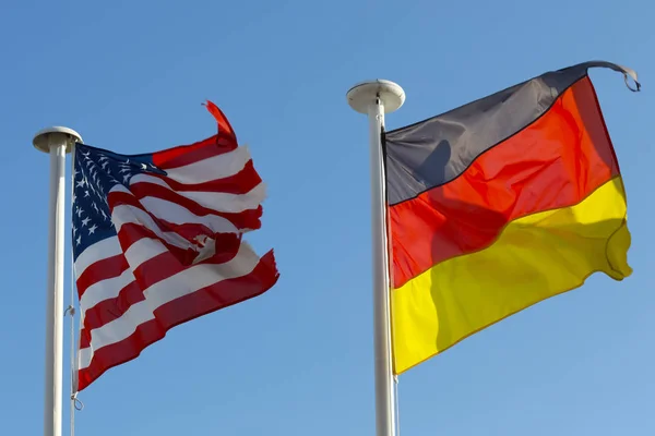 Drapeaux nationaux des États-Unis et d'Allemagne — Photo