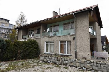 Balkonlu tuğla ve sıvalı bina