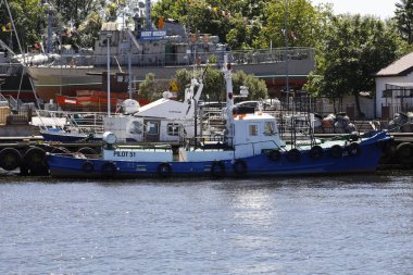 Bir tekne karada, diğeri suda