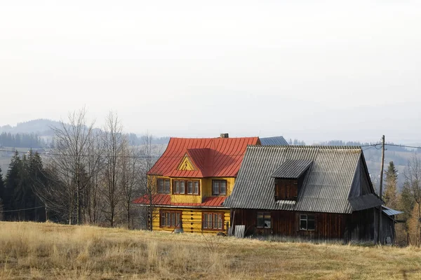 丘の頂上に位置する農場の建物 — ストック写真