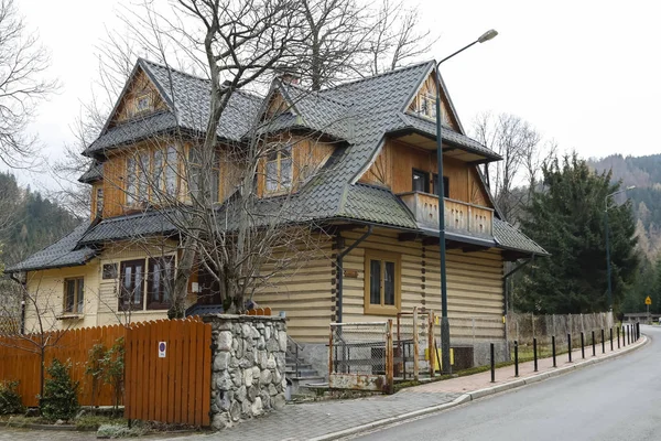 Familie huis gebouwd van houten houtblokken — Stockfoto