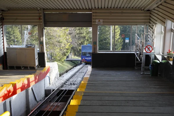 Die Seilbahn kommt gerade am Bahnsteig an — Stockfoto