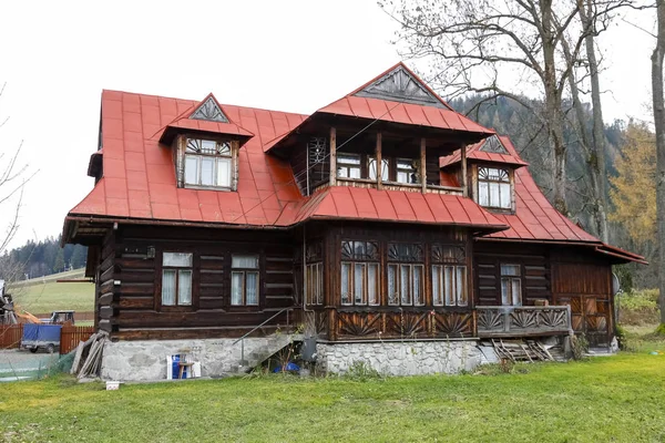 Traditionelles Blockhaus mit Veranda — Stockfoto