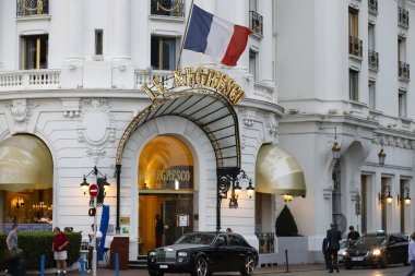 Araba Negresco Hotel önünde park edilmiş