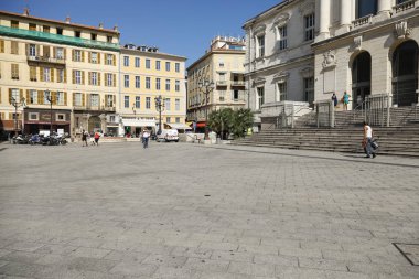 Şehir meydanında mahkeme
