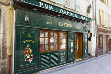 Dar bir sokakta bir pub Yeşil cephe