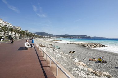 Akdeniz kıyısında gezinti