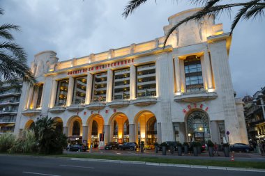 Palais de la Mediterranee önümüzdeki gecenin ışıklarında