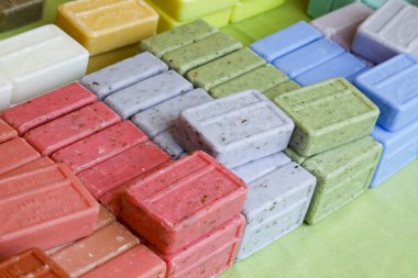 Çeşitli renklerde sabun küpleri