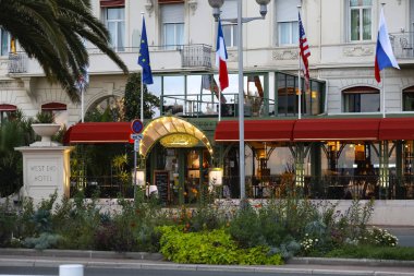 Neon restoranın ön cephesini aydınlatıyor.