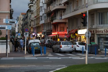 Nice'de gece geliyor.