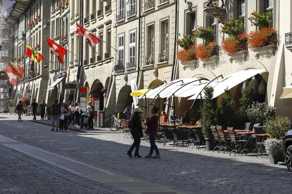 City life going on the main street of Bern — Stock Photo, Image