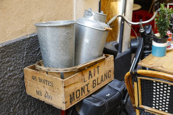 Caixa de madeira vazia para garrafas e recipientes de lata — Fotografia de Stock