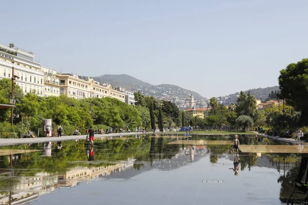 Flat fountain in Nice — Stock Photo, Image