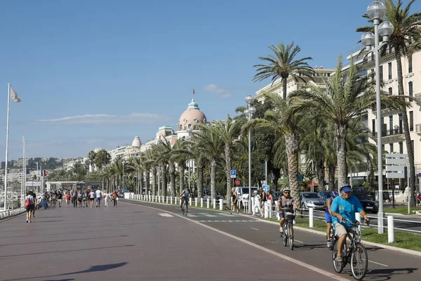 Många turister tar en promenad eller cykeltur — Stockfoto