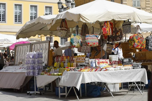 Tienda al aire libre bajo sombrillas — Foto de Stock