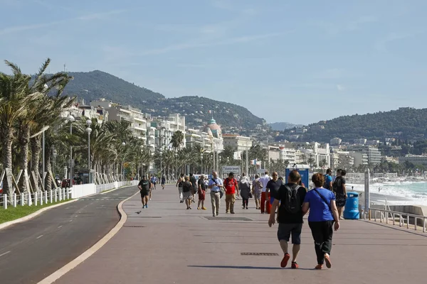 Människor går längs Promenade des Anglais — Stockfoto