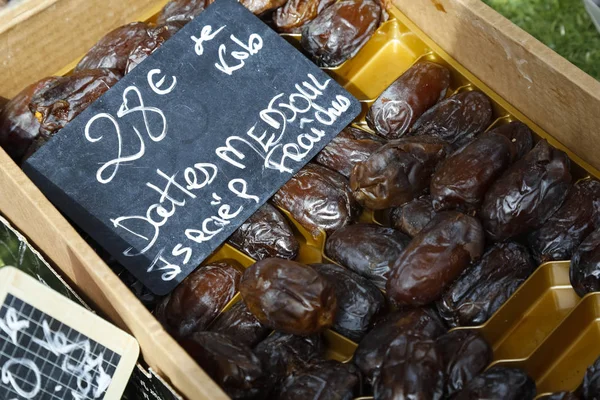 Ripe fruit dates for sale — Stock Photo, Image