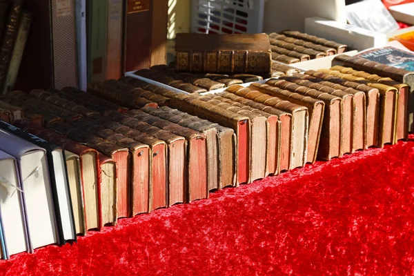 Libros de segunda mano en un mercadillo —  Fotos de Stock