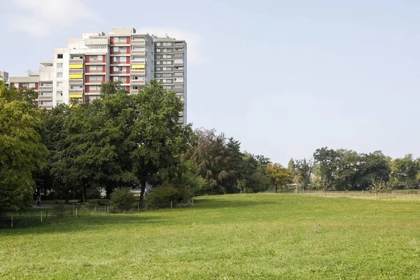 Tereny zielone przylegają do budynków betonowych — Zdjęcie stockowe