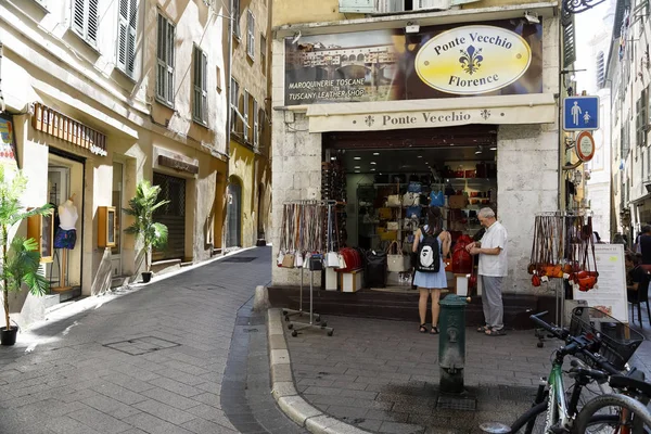 Schaufenster und es gibt zwei Menschen, die angehalten haben — Stockfoto