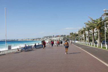 Promenade des Anglais boyunca yürür