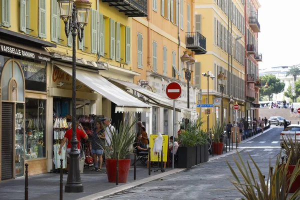 There are various shops and cafes — Stock Photo, Image