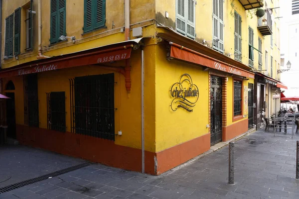 Gelbe Fassade des Restaurants — Stockfoto