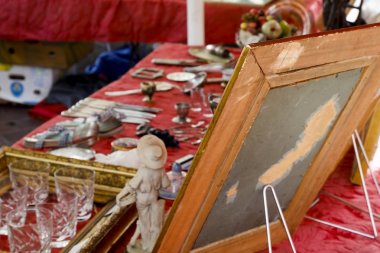 Çerçevenin arkasında bir şey daha var